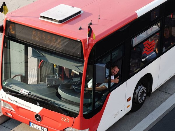 Ein Busfahrer der Aseag winkt dem Fotografen zu.
