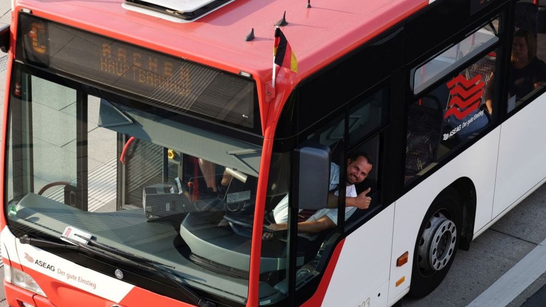Ein Busfahrer der Aseag winkt dem Fotografen zu.